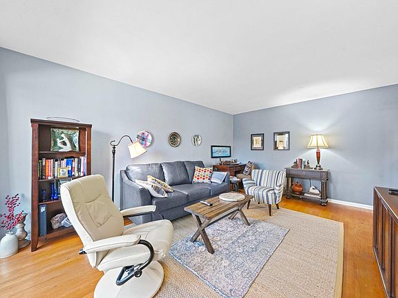 3rd image of 2738 Oak Park Ave