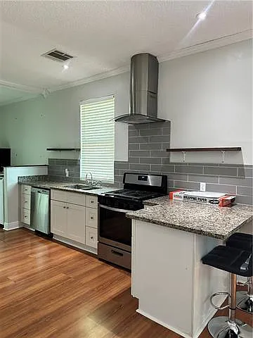 3 bed, 2.0 bath, 1216 sqft, $2,200 — Photo 2