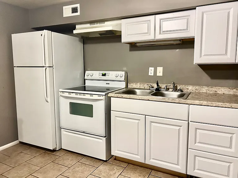 180 E 2230 N #6 — Photo 2