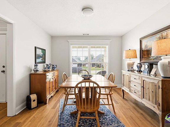 4th image of 305 Lamplight Dr