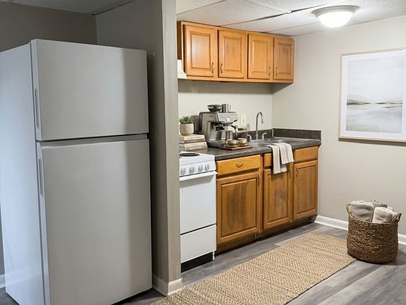 2nd image of 229 N Sandusky St #6