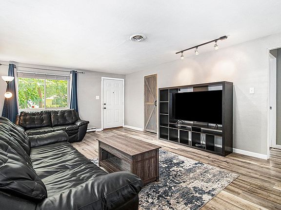 5th image of 2229 Hollywood Pl