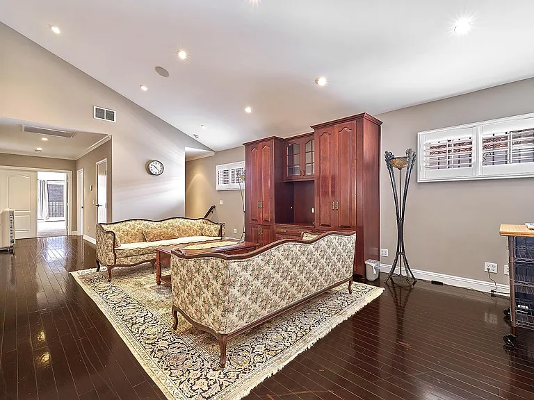950 S Longwood Ave — Photo 37