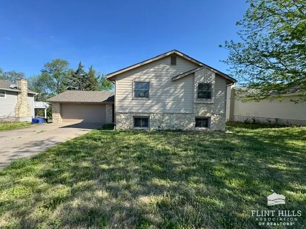 1506 Holly Ln, Junction City, KS 66441
