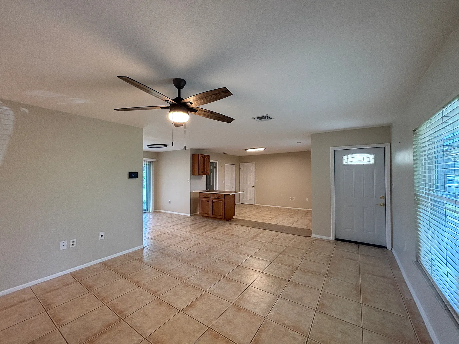 2 bed, 2.0 bath, 1976 sqft, $1,650 — Photo 3