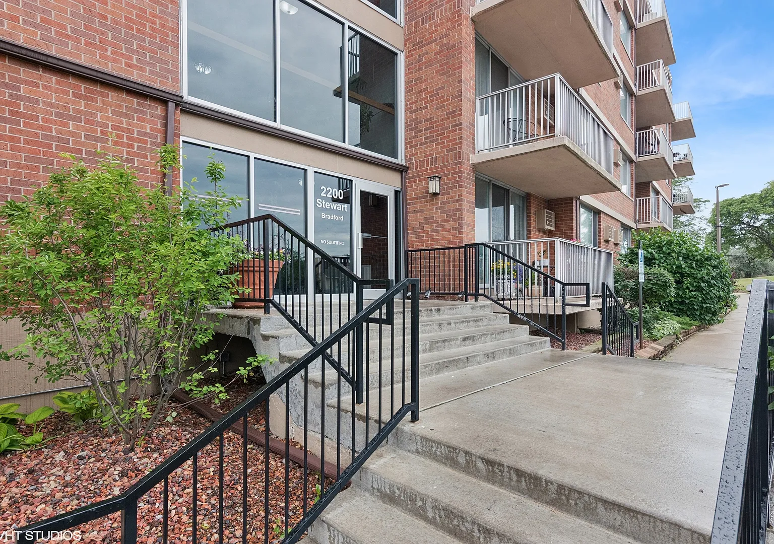 2 bed, 1220 sqft, $2,200 — Photo 2