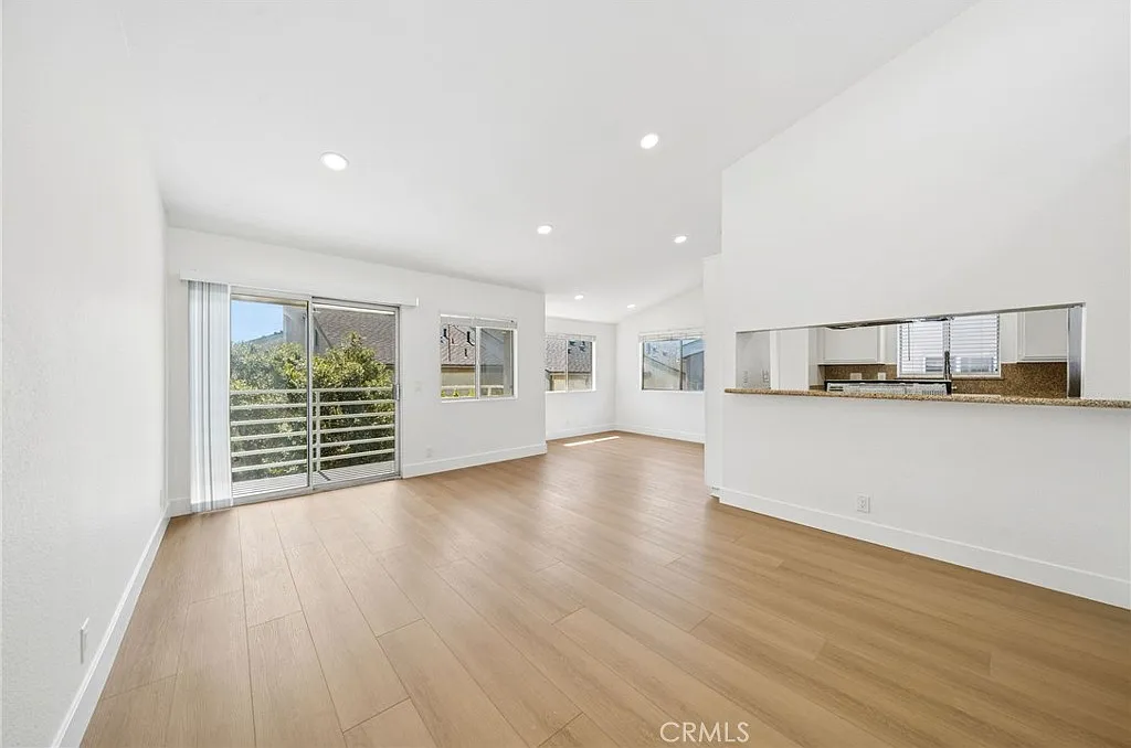 2 bed, 1200 sqft, $4,200 — Photo 2