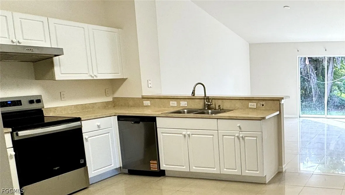3 bed, 2.0 bath, 1216 sqft, $1,900 — Photo 1