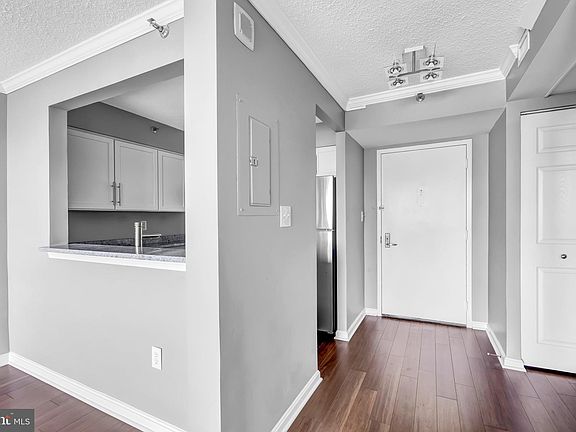 3rd image of 10101 Grosvenor Pl APT 812