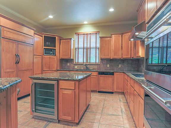 3rd image of 306 Columbine St