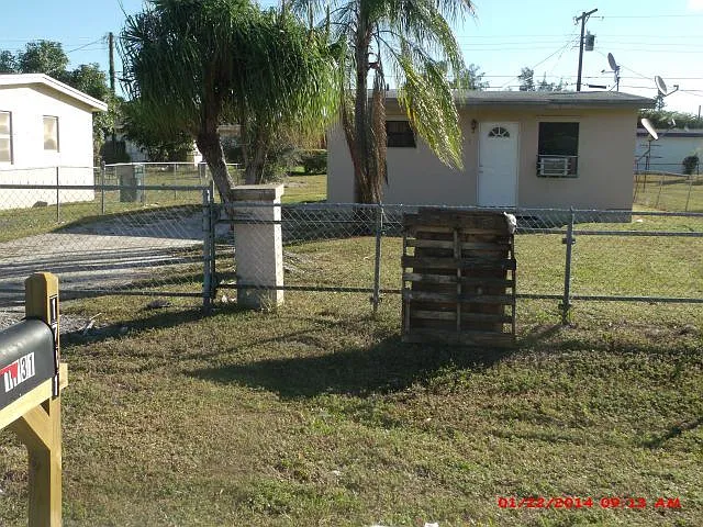 1731 Lauderdale Manor Dr — Photo 1