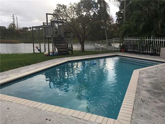 3rd image of 1021 NW 173rd Ave