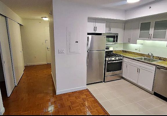 3rd image of 33 W End Ave APT 10b