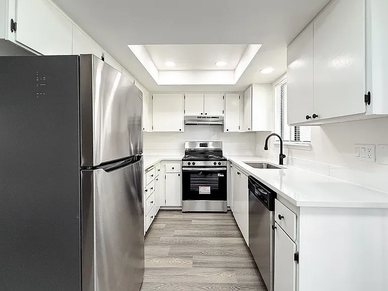 Avalon Court Apartments — Photo 17