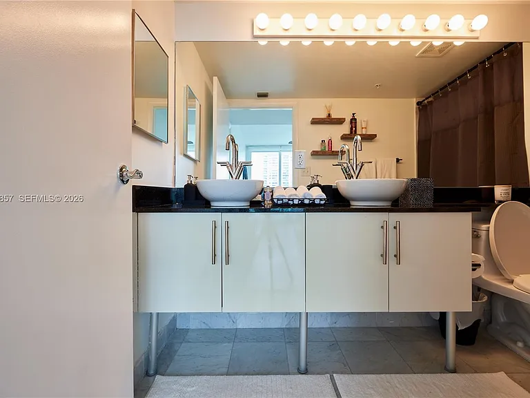 31 SE 5th St #3201 — Photo 17