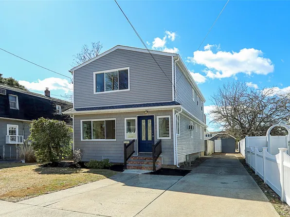32 Beechwood Street, Farmingdale, NY 11735