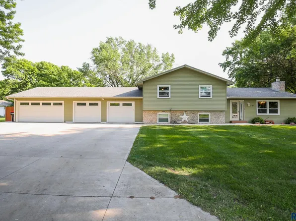 704 E Elm St, Brandon, SD 57005
