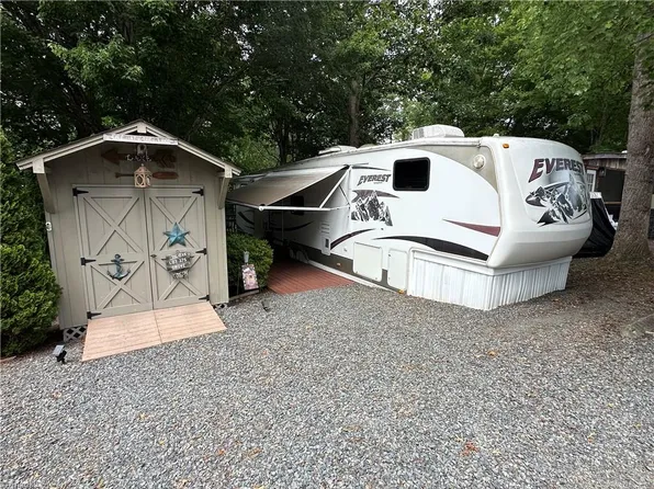 114 Oak St, New London, NC 28127