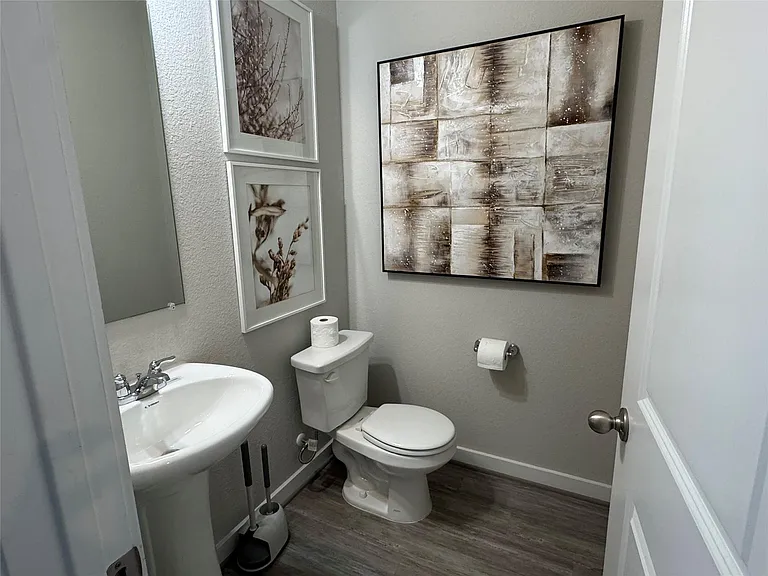 2328 Calvert Dr — Photo 29