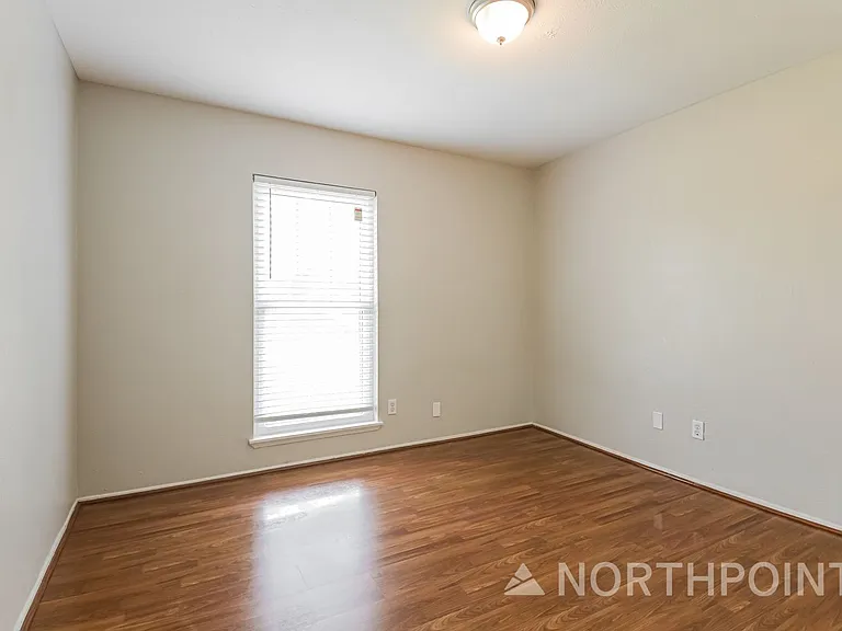 3464 Livingston Ln — Photo 13