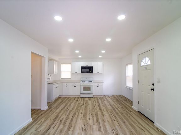 4th image of 19341 Oakfield St