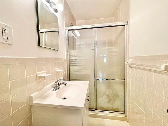 5th image of 24520 Grand Central Pkwy APT 2L