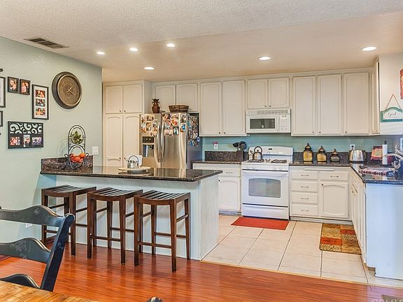 4th image of 1721 Pine Pl