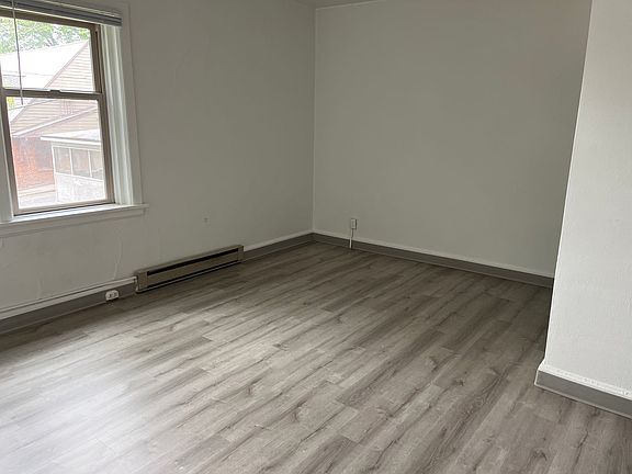 3rd image of 405 NE Oak St #D2