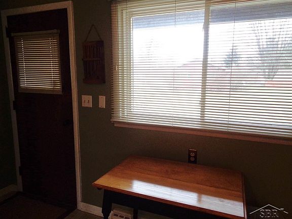 3rd image of 1115 Crestlane Dr