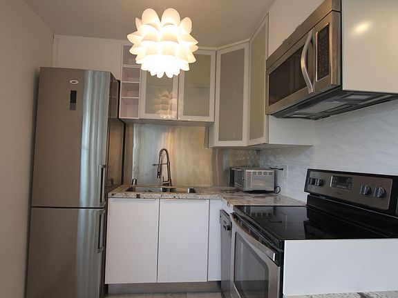 4th image of 35 Clubhouse Ave APT A