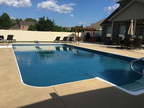 3rd image of 1628 Windsor Ct