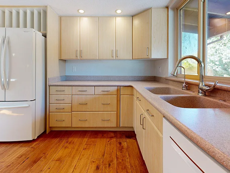 2534 S Grandview Ave — Photo 8