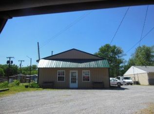 601 W North Ave, Flora, IL 62839