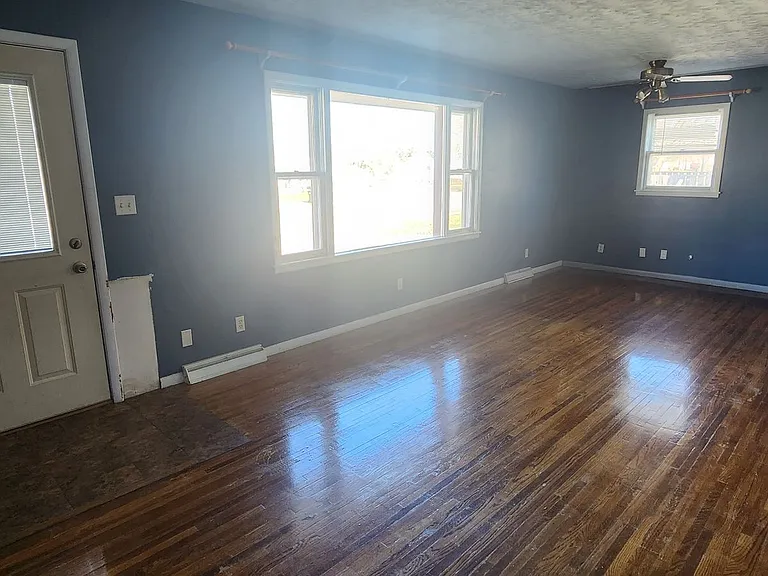 1624 E Oakland Ave — Photo 8