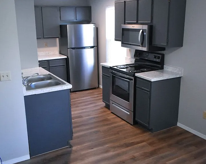 1024 E Walnut St — Photo 1