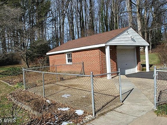 3rd image of 2838 Rosemary Ln