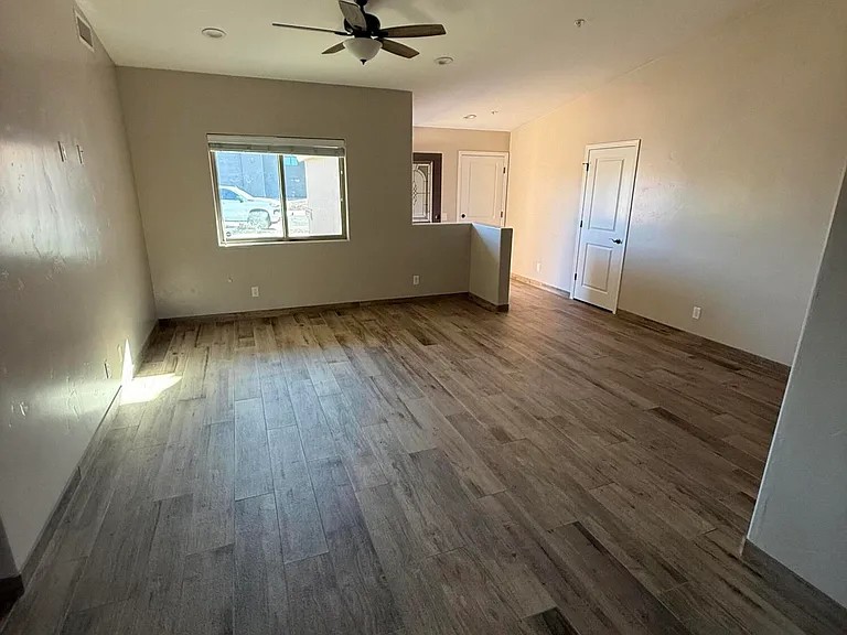 2425 Cloverlawn Dr #101 — Photo 24