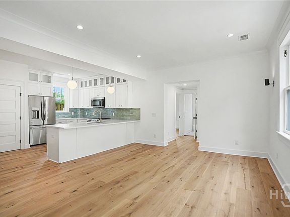 5th image of 620 E 48th St #A