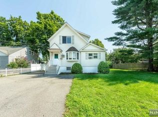 6 Willow Ave, Pequannock, NJ 07440
