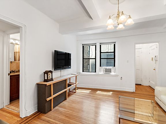 2nd image of 142 E 49th St #9EE