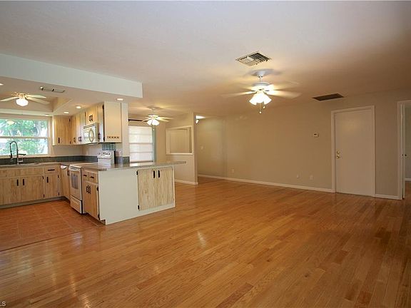 4th image of 930 SE 1st Pl