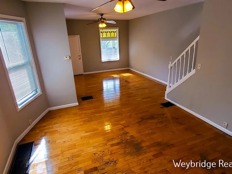 942 Mansion Ave — Photo 3