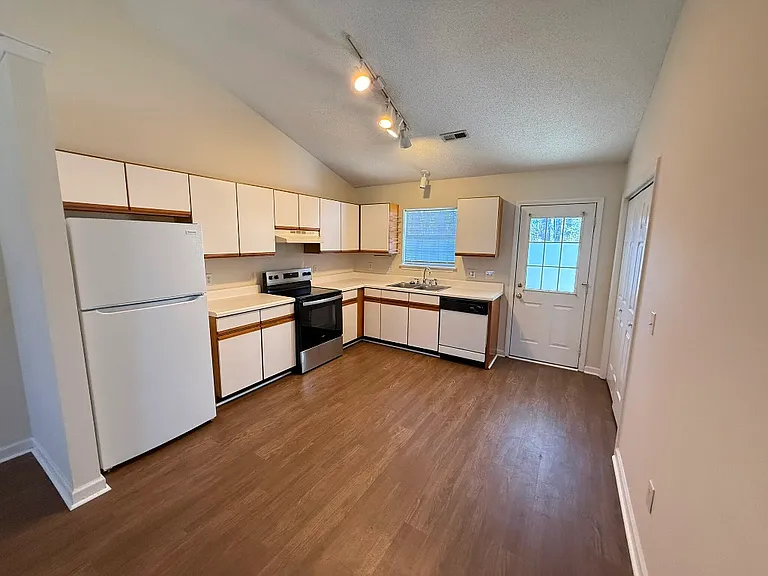1108B Holden Dr #B — Photo 7