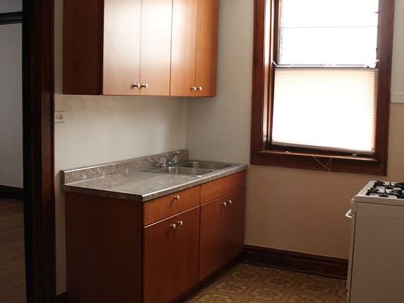 5th image of 2957 N Karlov Ave #1