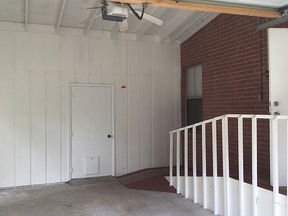 3rd image of 502 SW Paul Pearce Ln