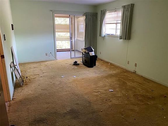 5th image of 325 Holcomb Dr
