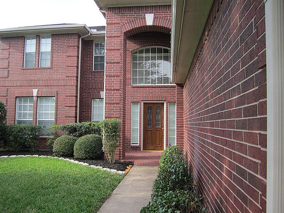  Attractive Red bricks house, with walking distance to elementary