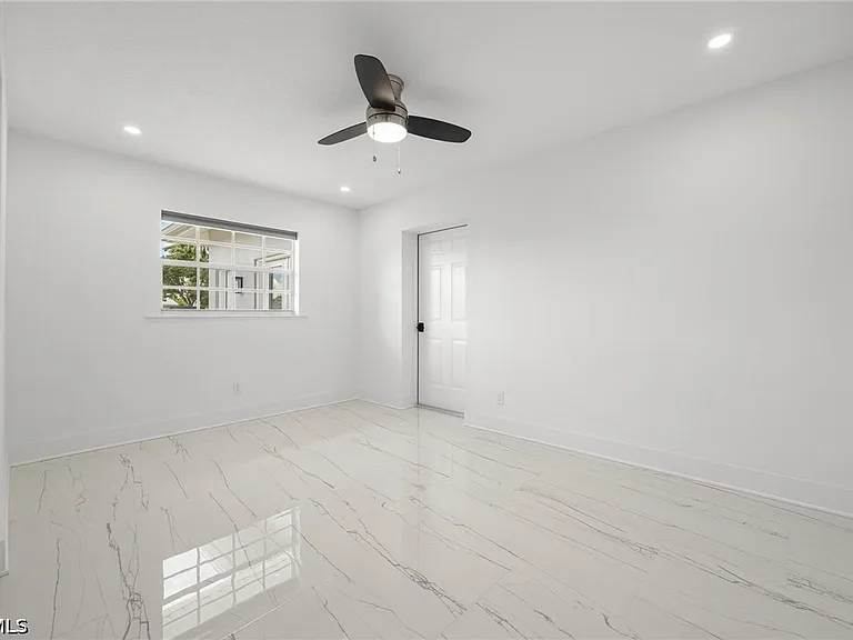 4930 Edith Esplanade Cpe — Photo 22