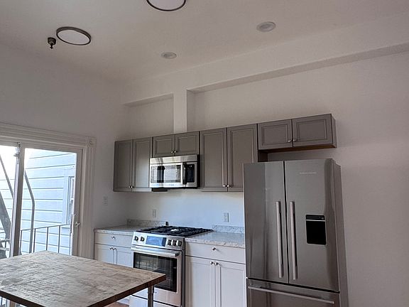 2nd image of 2902 Bush St #B