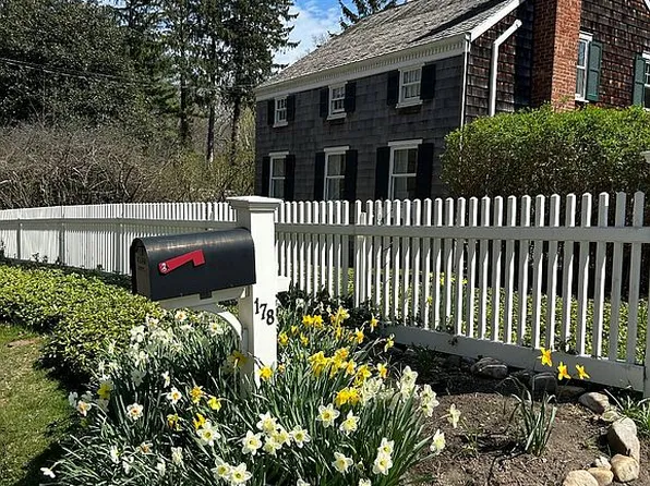 178 Harbor Rd, Saint James, NY 11780